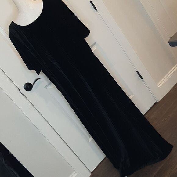 Woman Within Black Velvet Dress - Picture 3 of 9